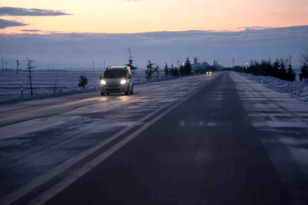 Kışın Yol Güvenliği: Sürücülere Gizli Buzlanma ve Su Birikintileri Hakkında Uyarı