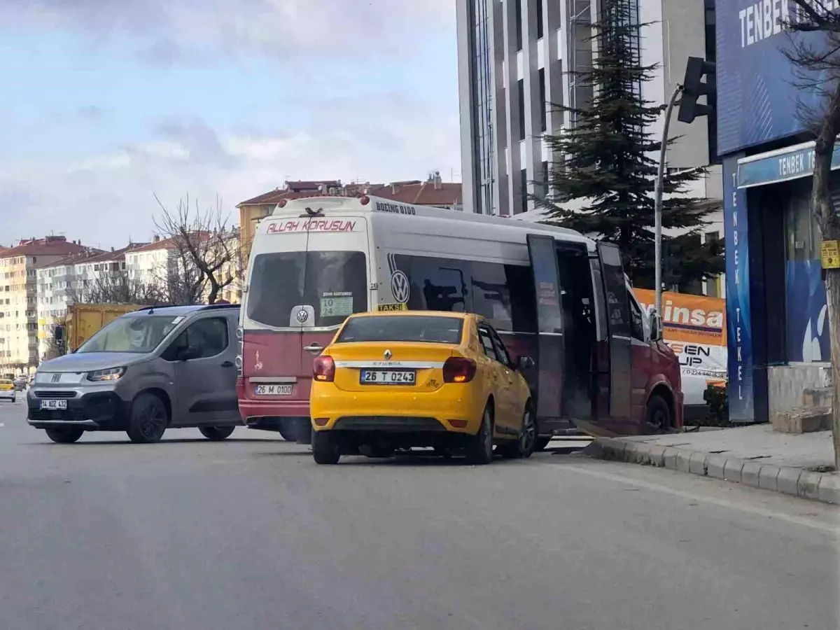 Eskişehir Cumhuriyet Bulvarı'nda Taksi ve Dolmuş Çarpıştı: Maddi Hasar ve Trafik Kesintisi