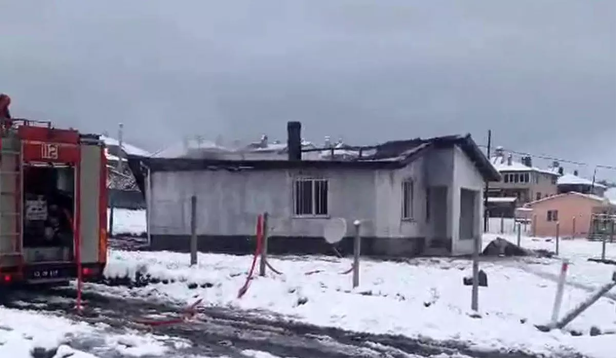 Tavşanlı’da Tek Katlı Evde Çıkan Yangın Zamanında Söndürüldü, Büyük Maddi Hasar Oluştu