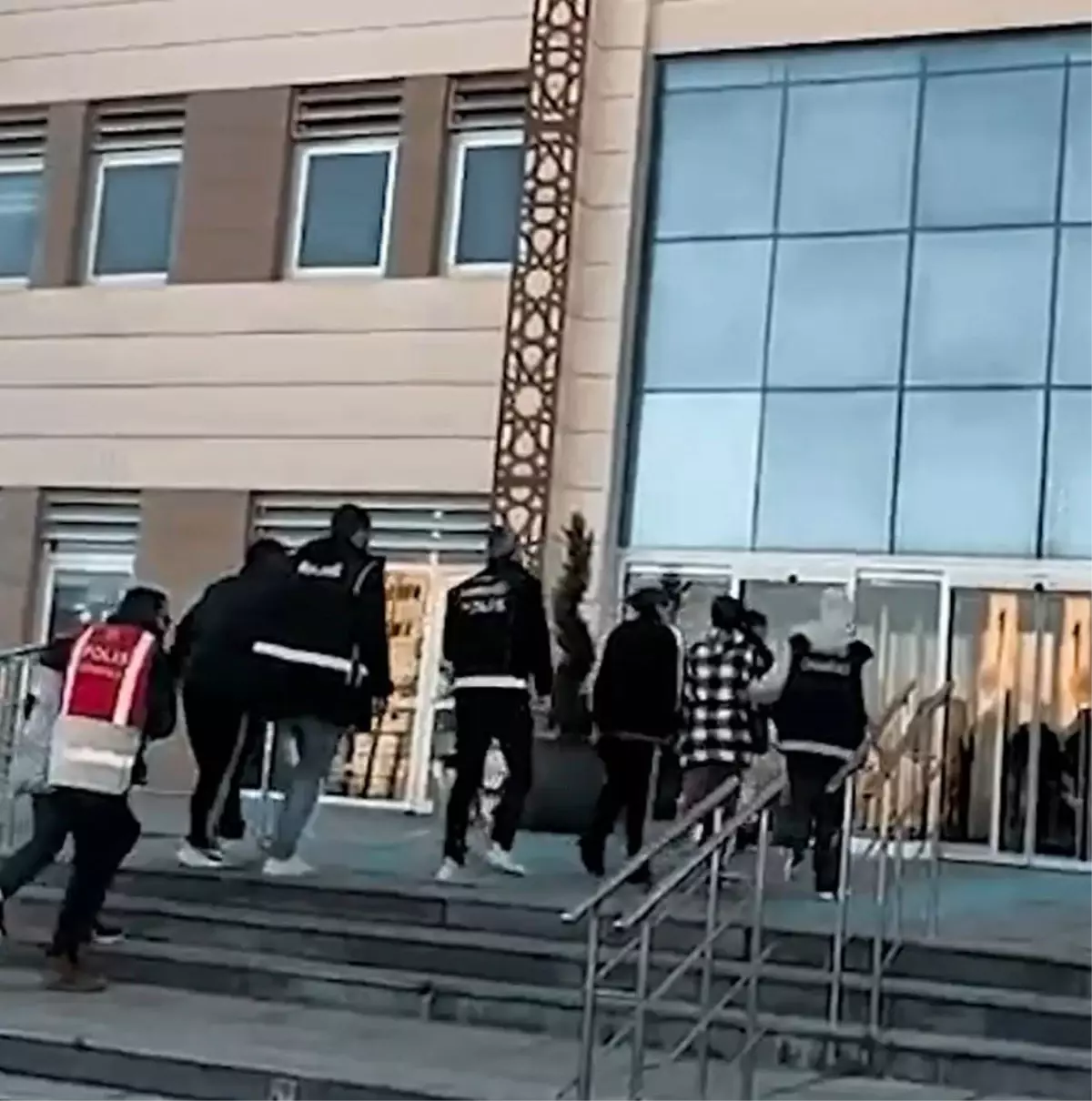 Çanakkale'de Polis Operasyonu: Tefecilik ve Uyuşturucu Çifti Tutuklandı