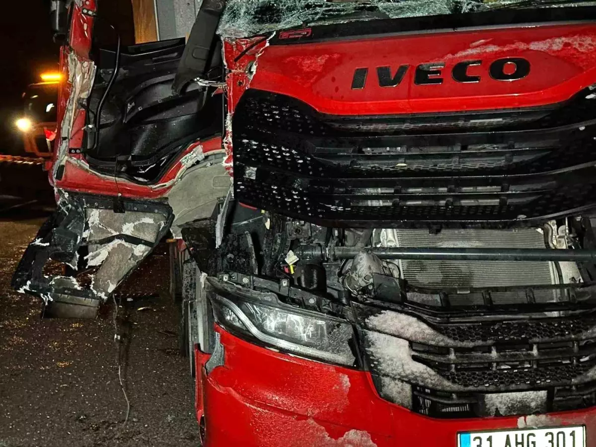 Uşak'ta Tır Çarpışması: Sürücü Hastaneye Kaldırıldı