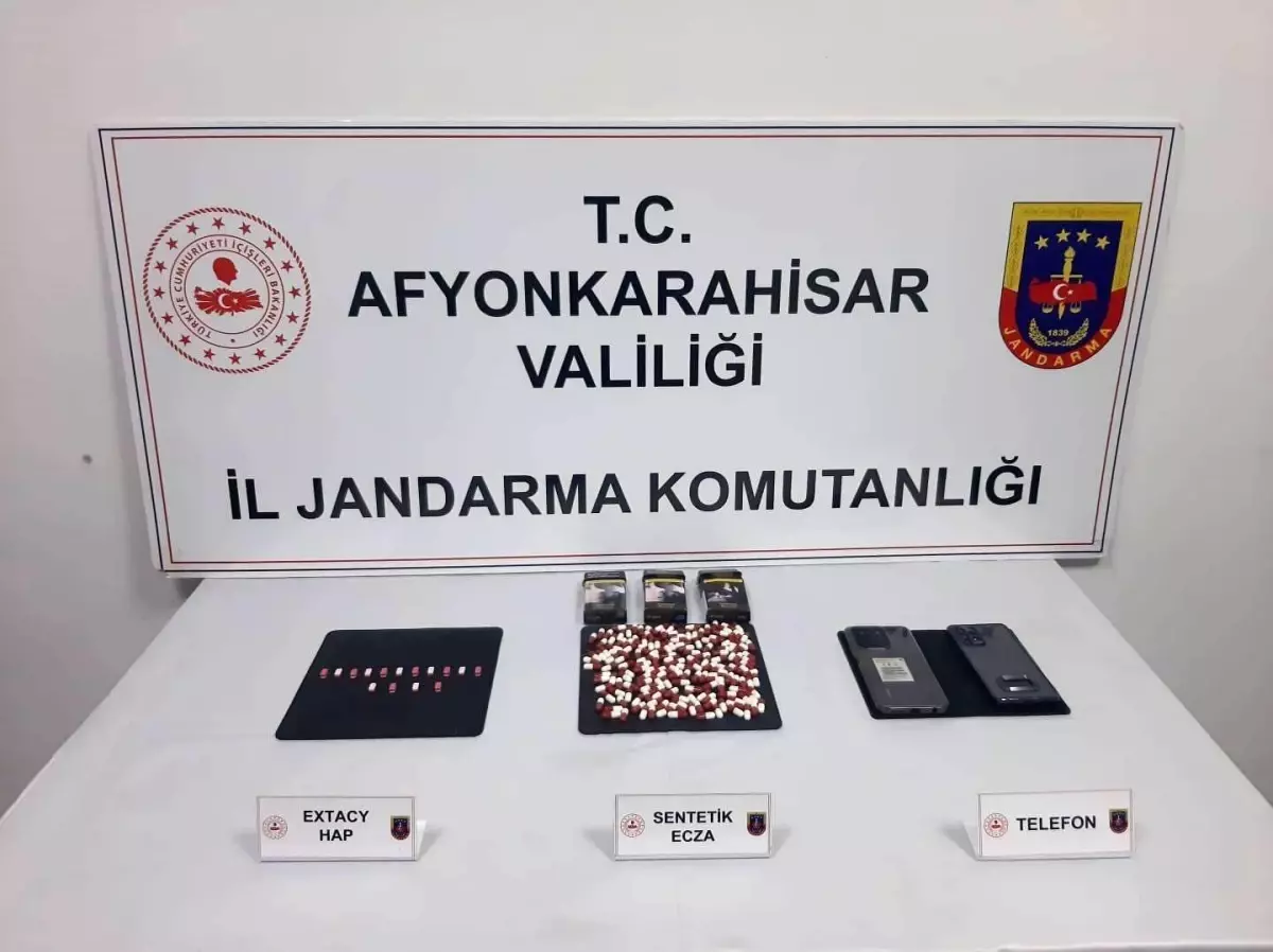 Afyonkarahisar’da Jandarma, 181 Hap Ele Geçirerek 2 Şüpheliyi Tutukladı