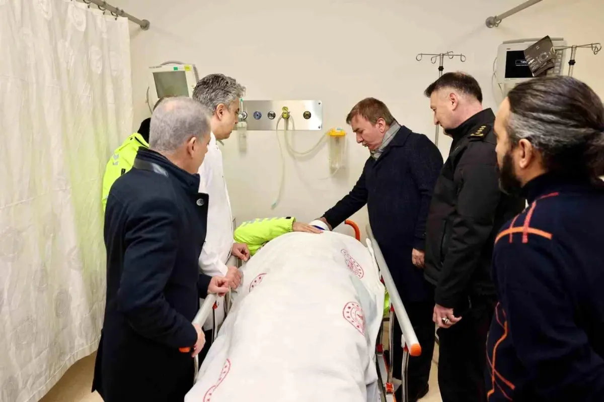 Erzincan Valisi Aydoğdu, Kazada Yaralanan Polis Memurlarını Hastanede Karşıladı