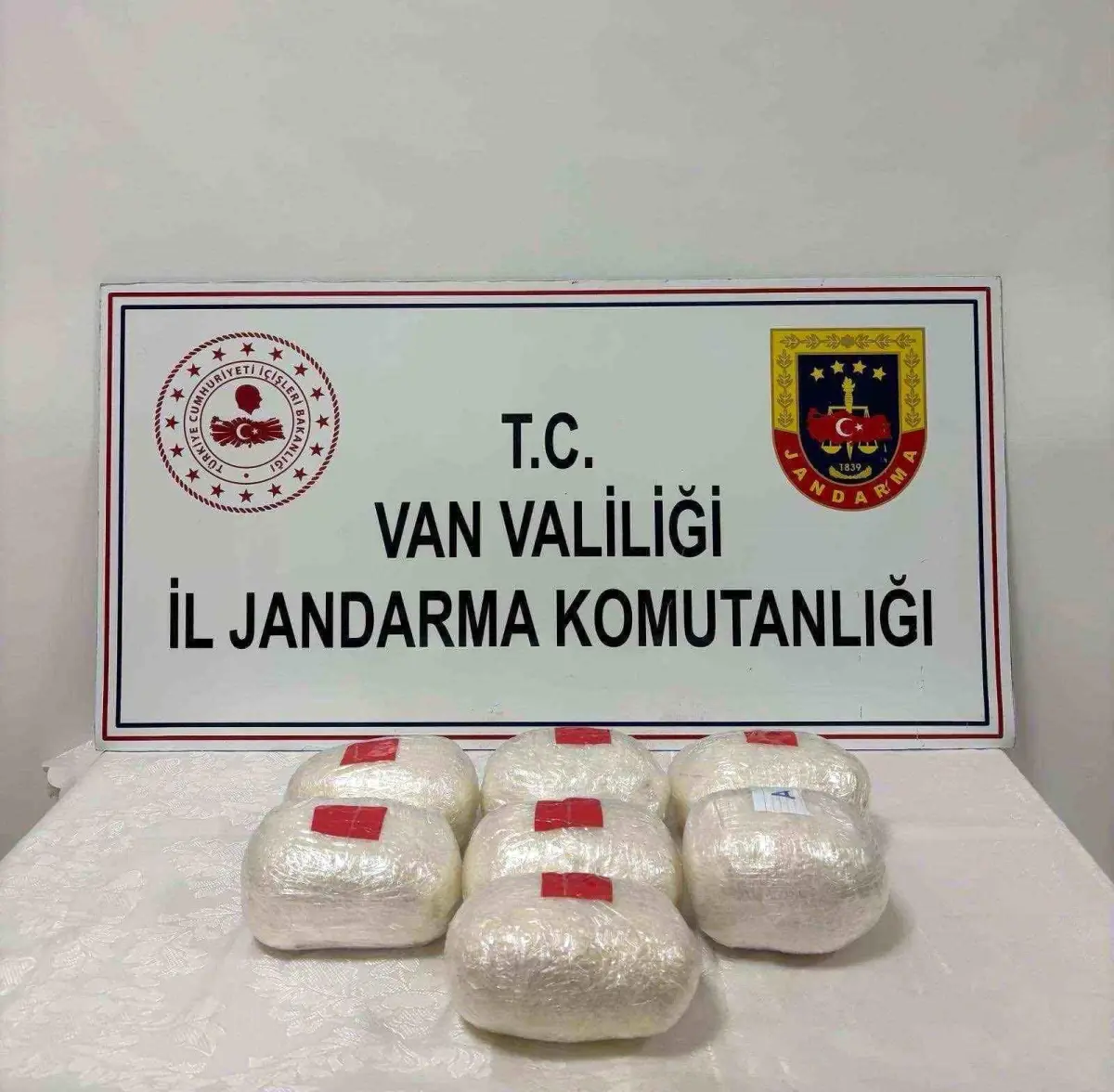 Van’ın Çaldıran İlçesinde Jandarma, 7,2 Kg Metamfetamin ve Kaçak Sigara Ele Geçirdi