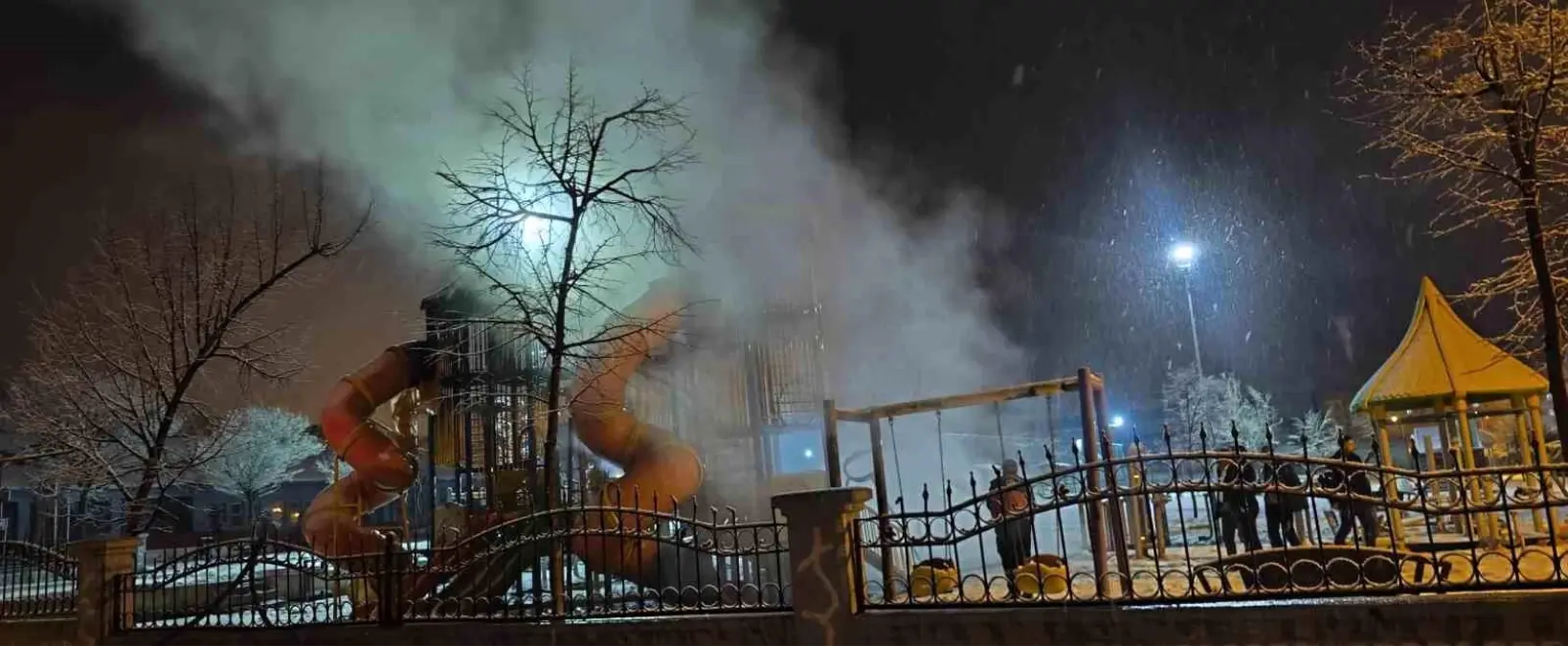 Van'ın Tuşba İlçesinde Çocuk Parkı Ateşe Verildi