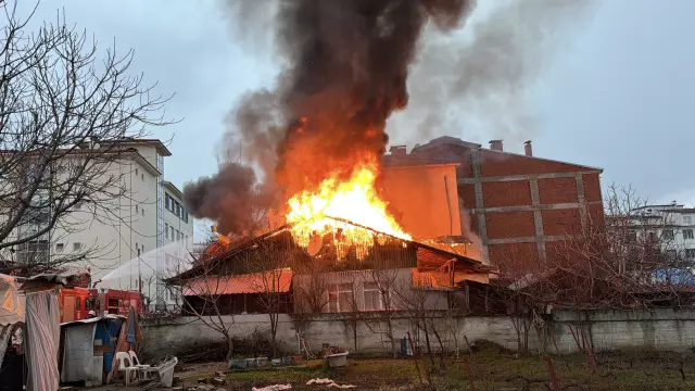 Yangın sonrası yanan evin dış görünüşü