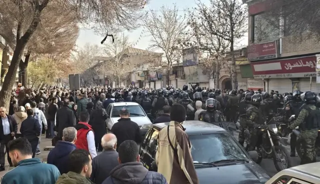 İran’da protesto kalabalığı