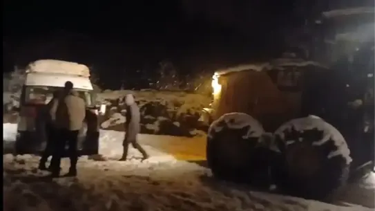 Kurtarma ekipleri kar içinde çalışıyor