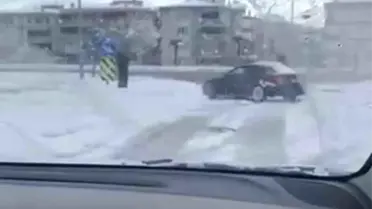 Bursa’da Kar Yağışı Sokağı Tehlikeye Dönüştürdü: Kavşakta Driftiyle Trafik Kabusu