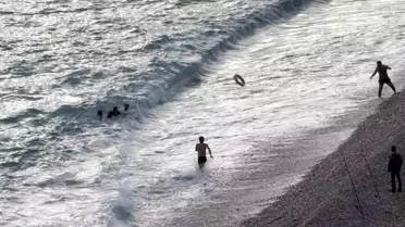 Fırtınalı Hava Şartlarında Antalya’da İki Genç Kız Kurtarıldı