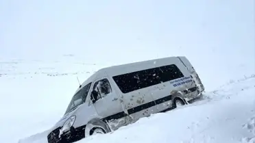 Jandarma ekipleri minibüsü kurtarıyor