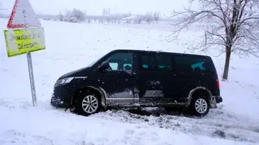 Karaman’da Kar Yağışı Nedeniyle Minibüs Kaydı ve Şarampole Çarptı