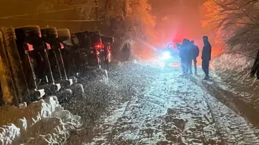 Çelikhan’da Şiddetli Kar, CNG Tankerini Şarampole Döktü