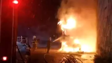 Kastamonu’da yanmış kereste yüklü kamyonun yangın sonrası görüntüsü