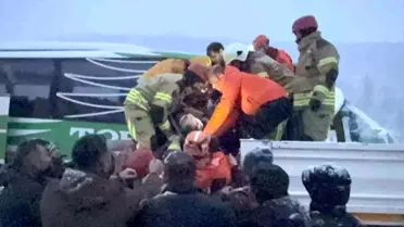 Kaza sonrası ambulansların olay yerinde çalışması