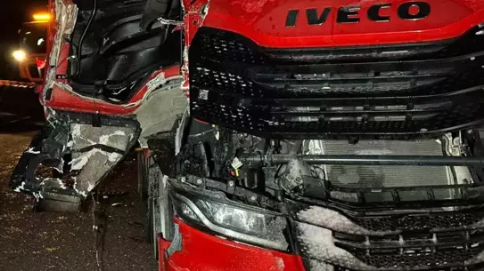 Uşak'ta Tır Çarpışması: Sürücü Hastaneye Kaldırıldı