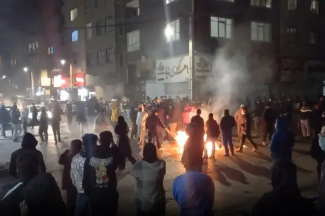 İran sokaklarında gösteri yapan kalabalık