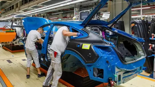 Audi fabrikasında çalışan işçiler