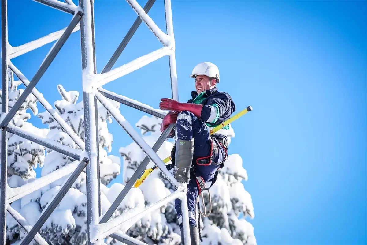 Kar Yağışına Rağmen Uludağ’da Elektrik Kesintisiz: UEDAŞ’ın Zorlu Mücadelesi