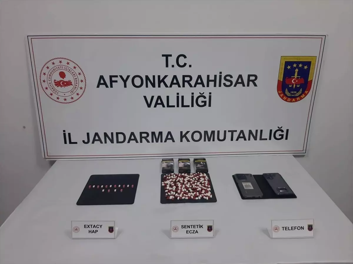 Afyonkarahisar’da Uyuşturucu Kaçakçılığı Operasyonu: İki Şüpheli Tutuklandı
