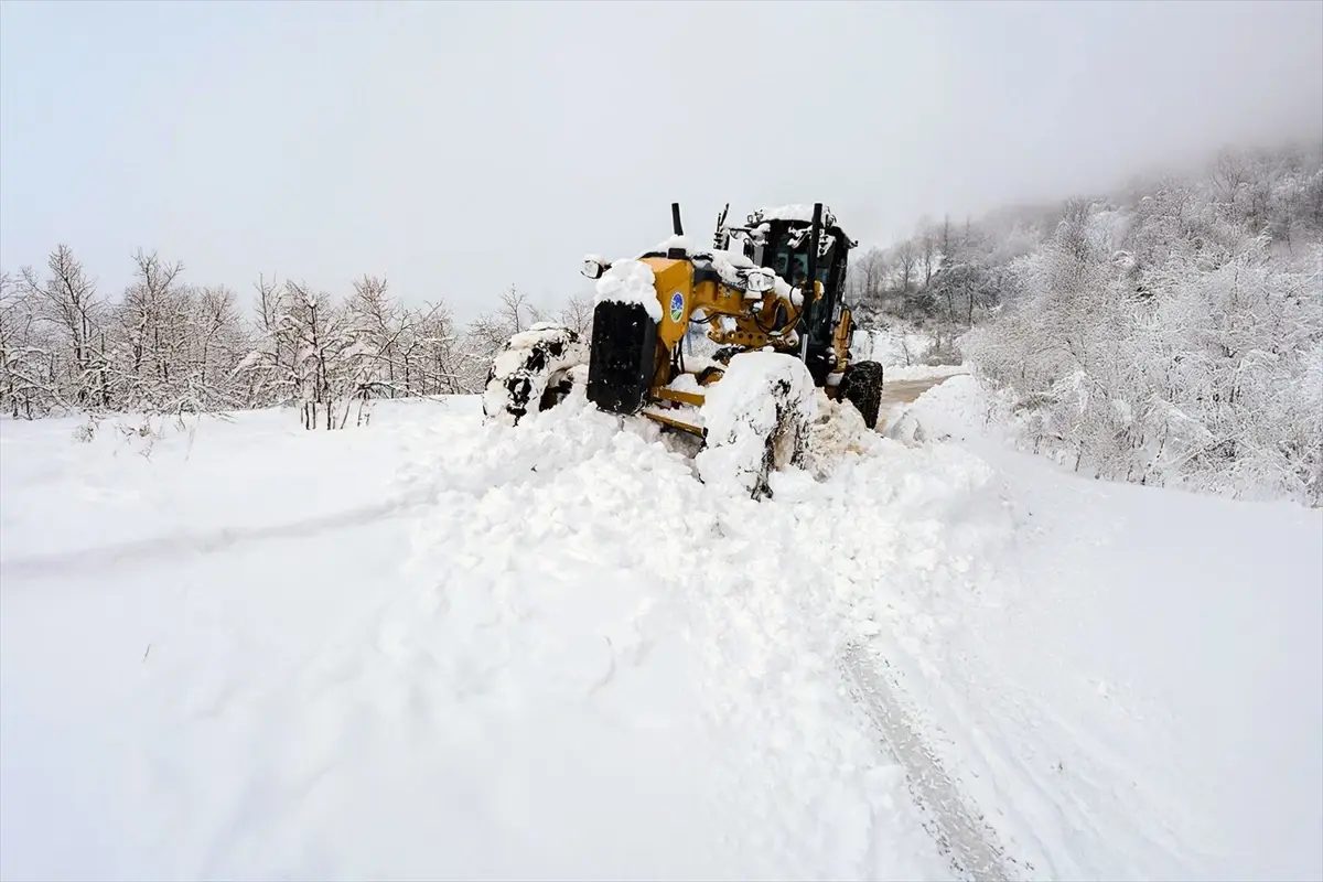 Karlı Şartlarda 172 Köy ve Kasaba Yola Çıktı