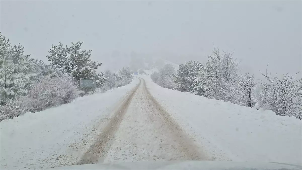 Beypazarı'nda Bembeyaz Kar Yağışı Şehri Süsledi