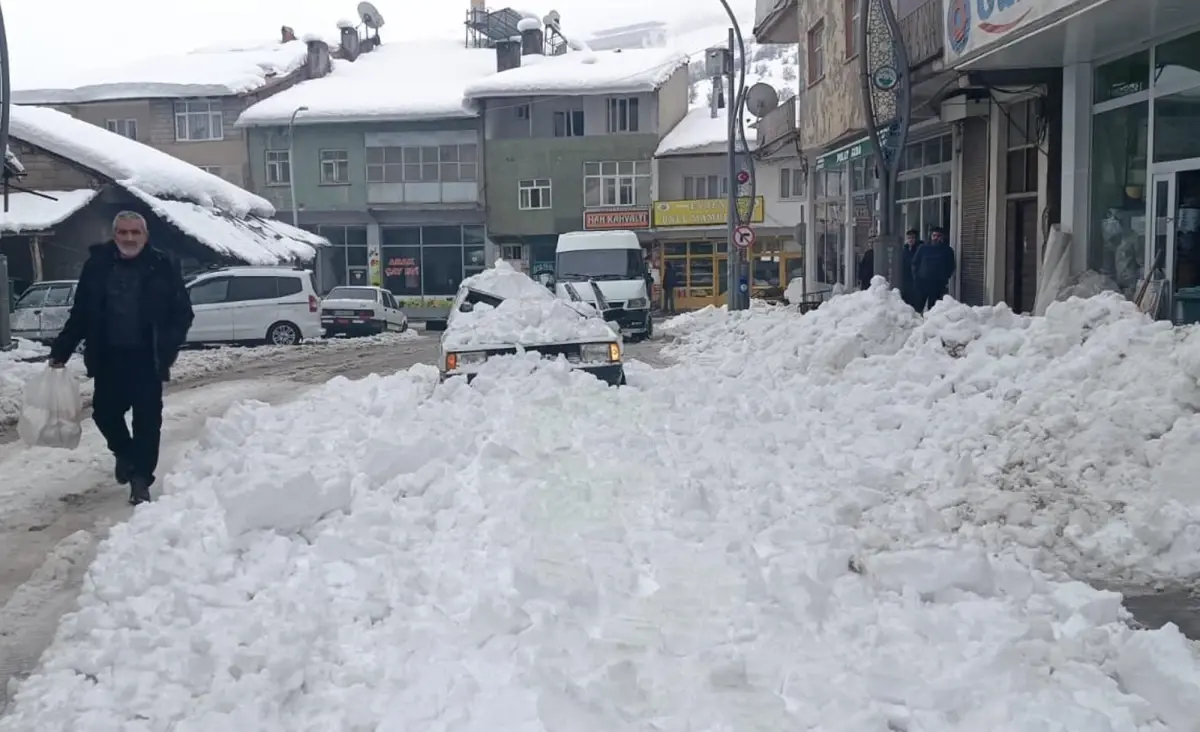 Muş’ta Şiddetli Kar Yağışı Binanın Çatısını Çökertti, Park Halindeki Araç Hasar Aldı