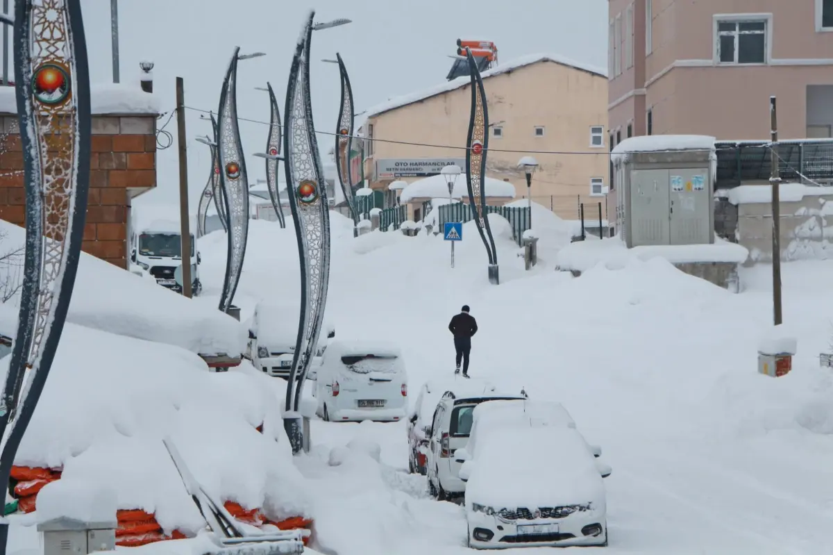 Bingöl'ü Kar Fırtınası Felç Etti: 219 Köy Yolu Ulaşıma Kapatıldı