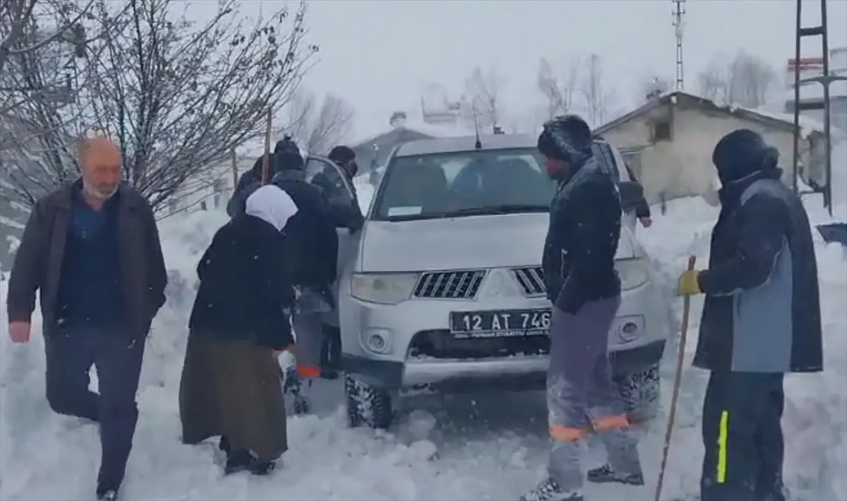 Karlı Yol Kapandığı İçin Muhtar Acil Servise Nakledildi
