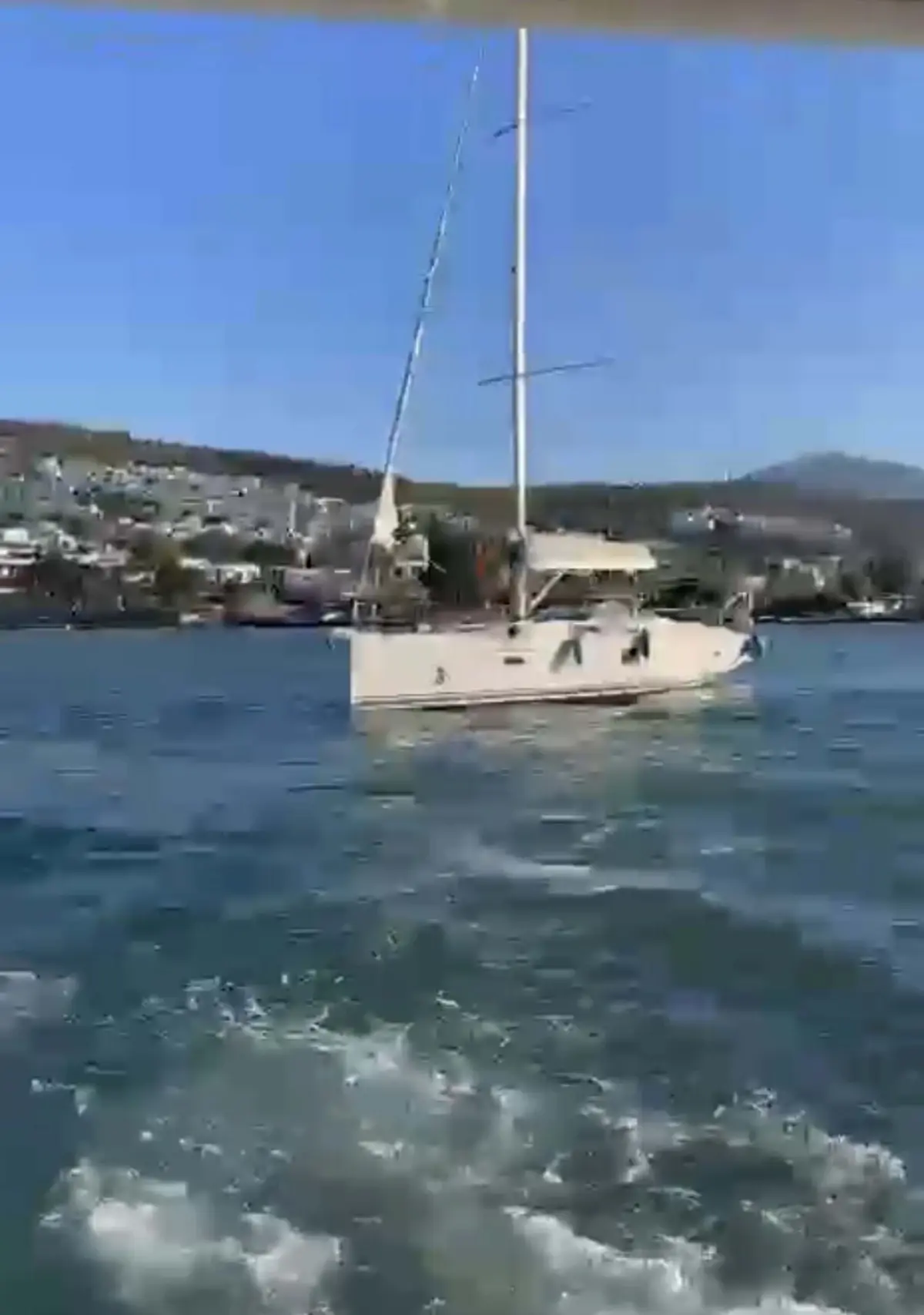 Bodrum’da Şiddetli Fırtına Yelkenliyi Karaya Çekti: Balıkçılar ve Dalgıçlar Müdahale Etti