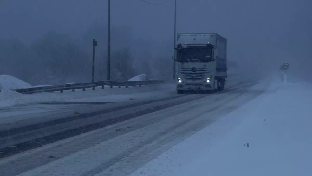Bolu Dağı'nda Şiddetli Kar Yağışı Ağır Tonajlı Araçları Duraklattı
