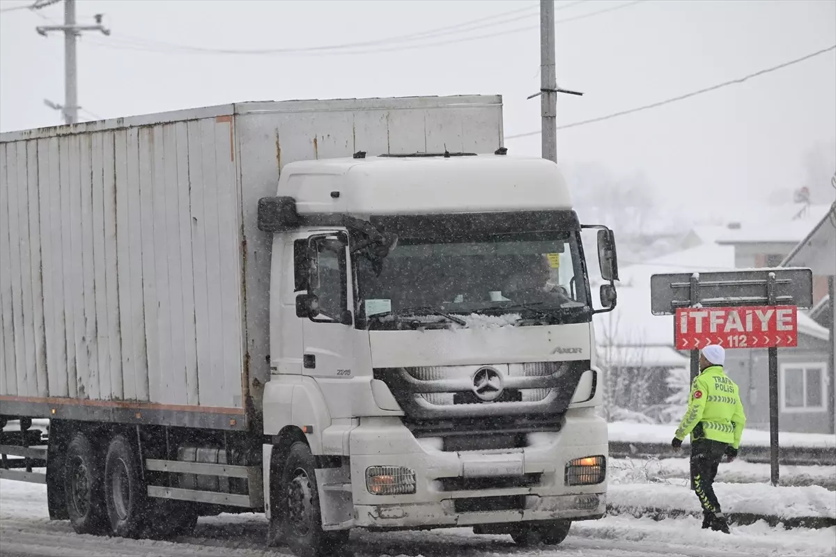 Bolu Dağı Kar Yağışı Sonrası D-100 Yolunda Trafik Yeniden Açıldı
