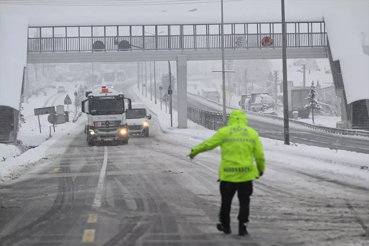Bolu Dağı’nda Kar Nedeniyle Ağır Tonajlı Araçlar D-100’de Trafiğe Çıktı