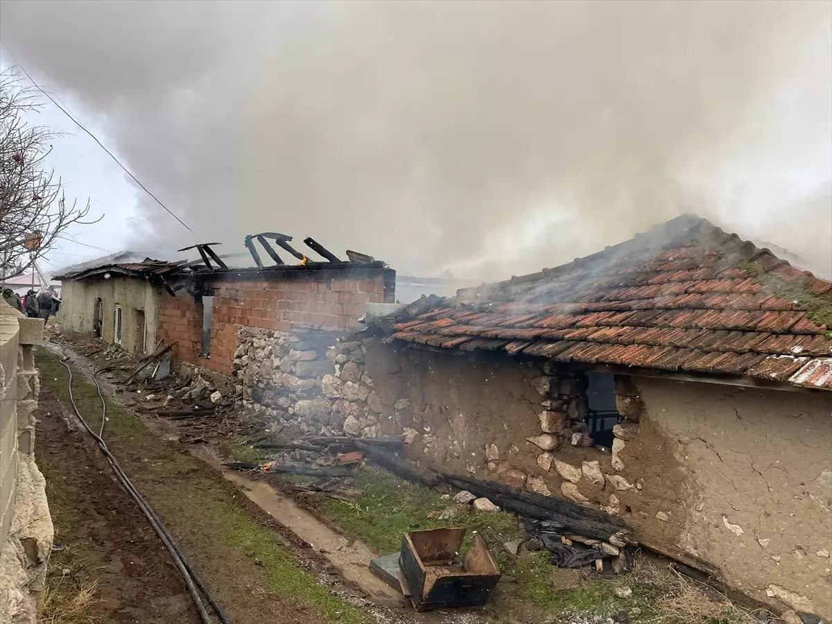 Burdur Karakent Köyü'nde Çıkan Yangın Evde Hasara Yol Açtı, 80 Yaşındaki Kadın Dumana Maruz Kaldı