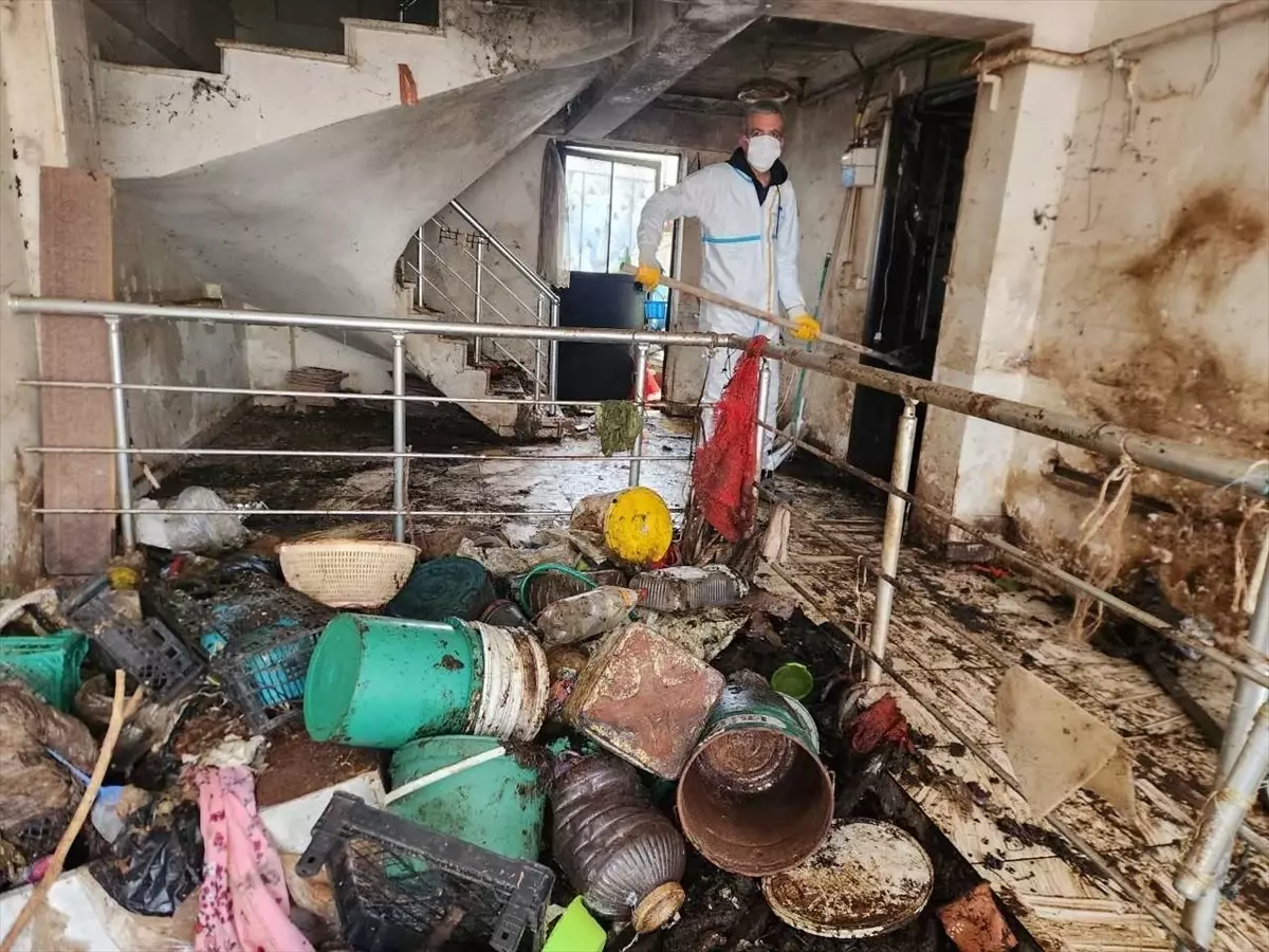 Nilüfer'de 2 Katlı Evden 9 Kamyon Çöp Çıkarıldı, Detaylı Dezenfekte Tamamlandı