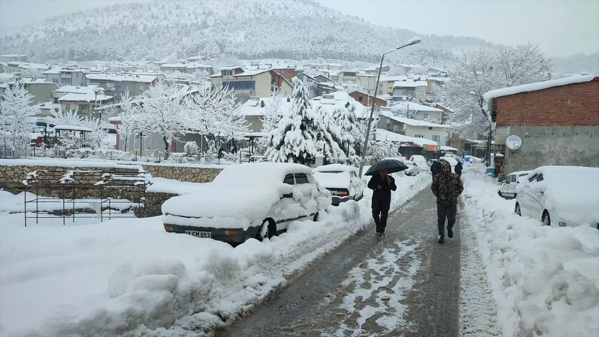 Çelikhan’da Yoğun Kar Yağışı Ulaşımı Felçledi: Yol Açma Çalışmaları Sürüyor