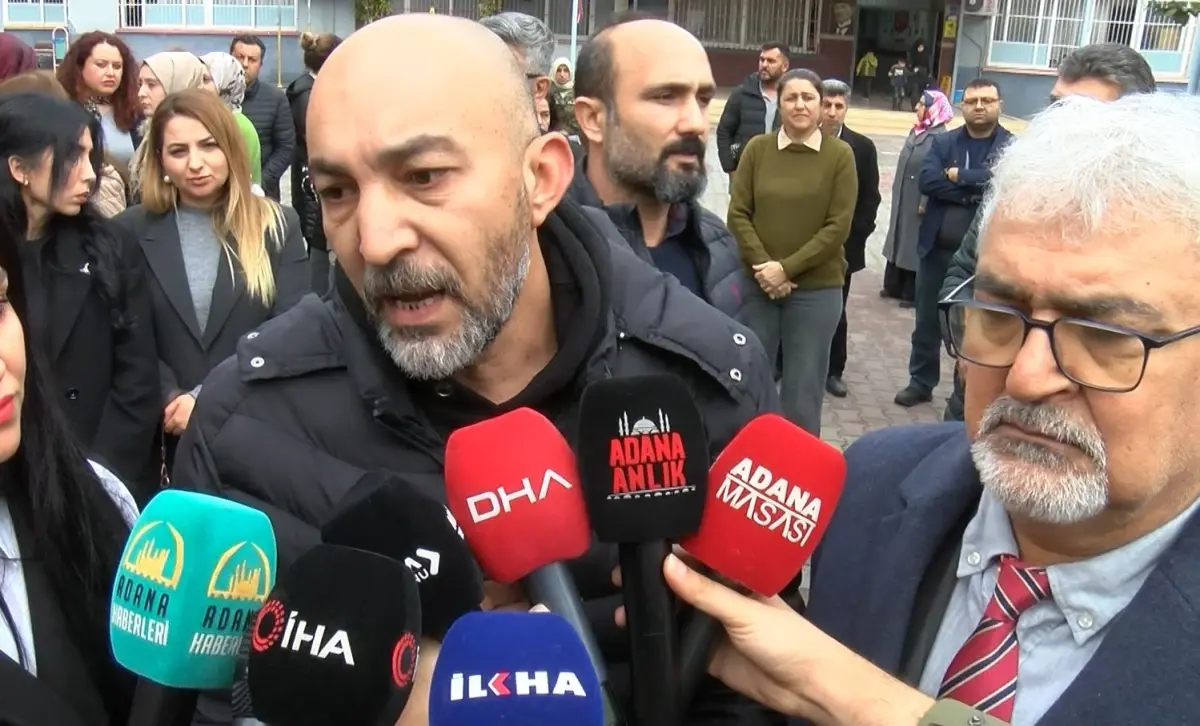 Adana’da Öğretmen Aziz Gülen’e Silahlı Saldırı: Eski Öğrencinin Babası Olayı Kamerada Kaydetti