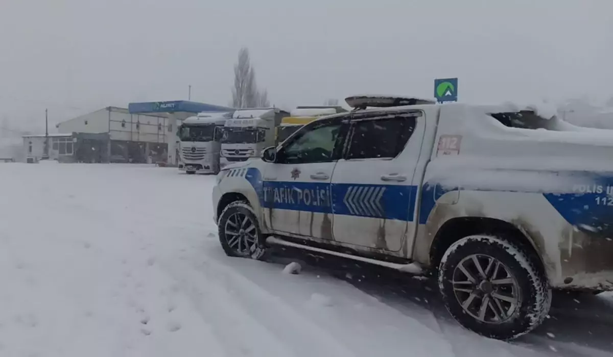 Kar Yağışı Ilgar Dağı Geçidi'ni Kapatıyor: Yol ve Okullar Tatilde