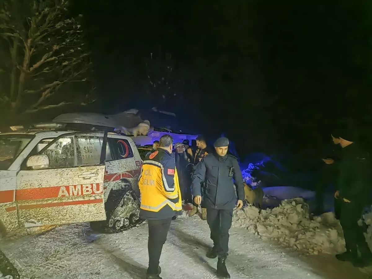 Karla Kaplı Köyde KOAH Hastası Paletli Ambulansla Hayata Kavuşturuldu