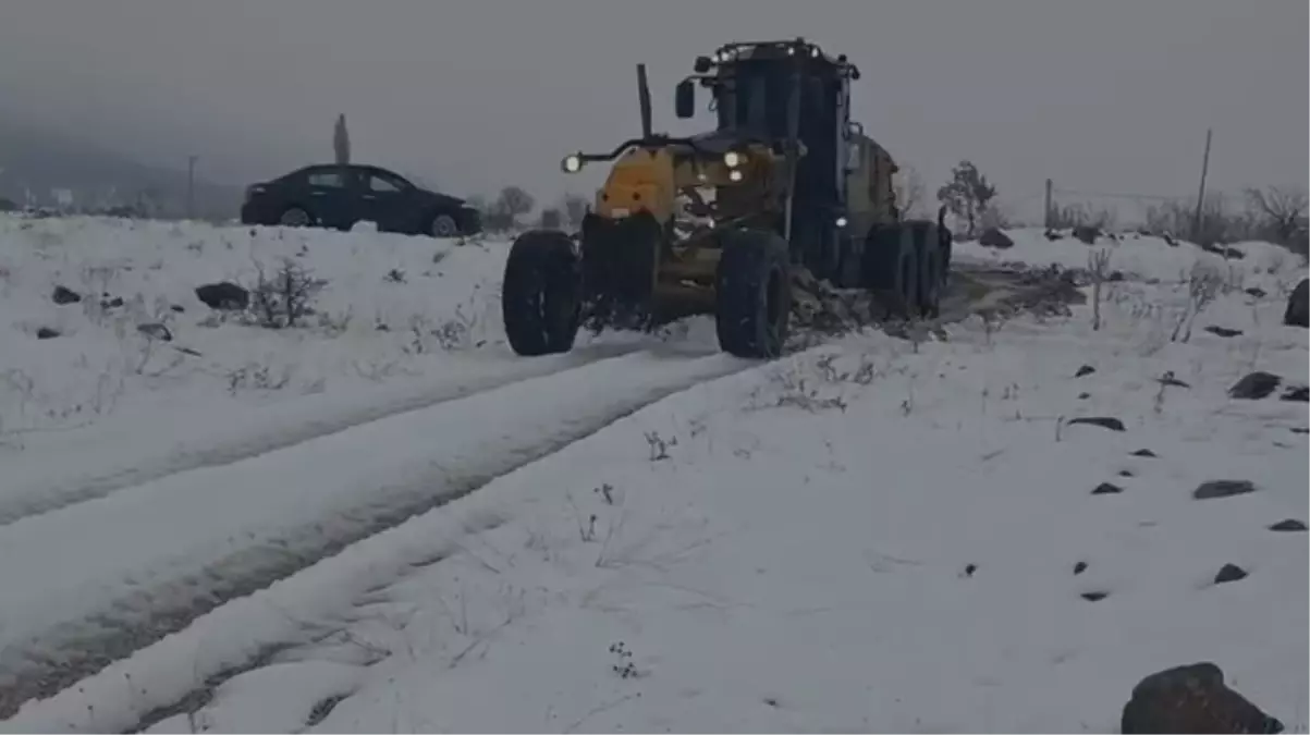 Elazığ’da Şiddetli Kar Yağışı 323 Köy Yolunu Kapattı: Yetkililer Acil Müdahale Başlattı