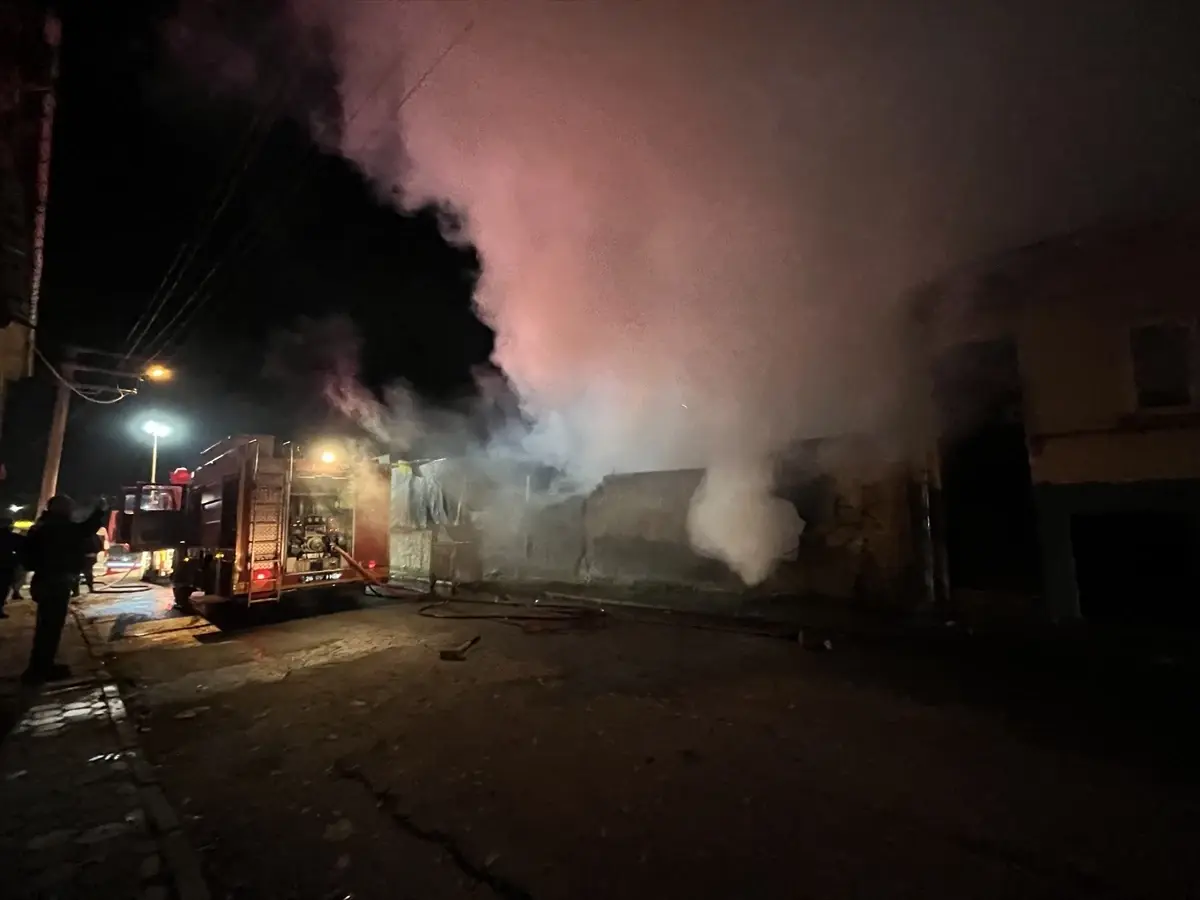 Eskişehir Tepebaşı’nda Marangozhane Yangını Kontrol Altına Alındı