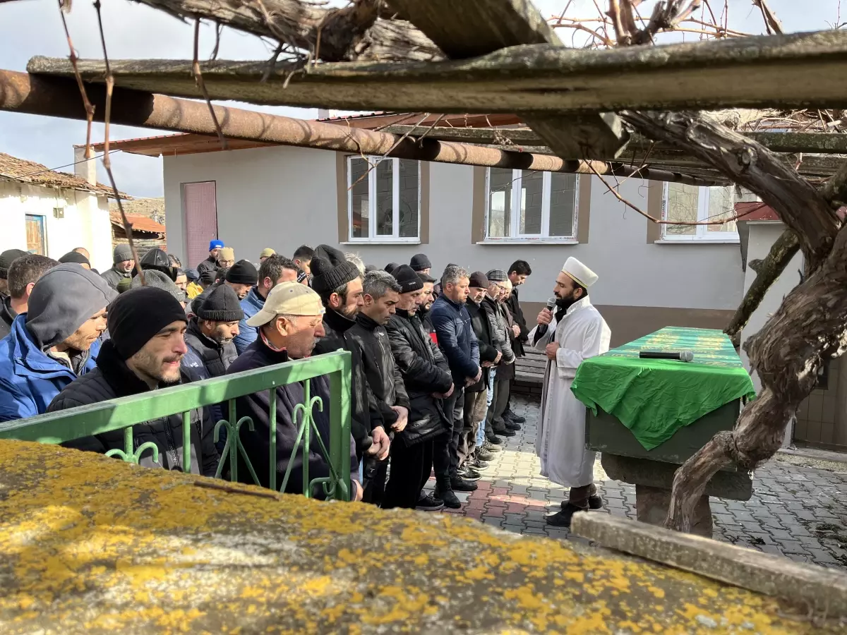 Çankırı’da Esra Muratoğlu’nun Cenazesi Yapıldı, Annesi ve Sevgilisi Gözaltında