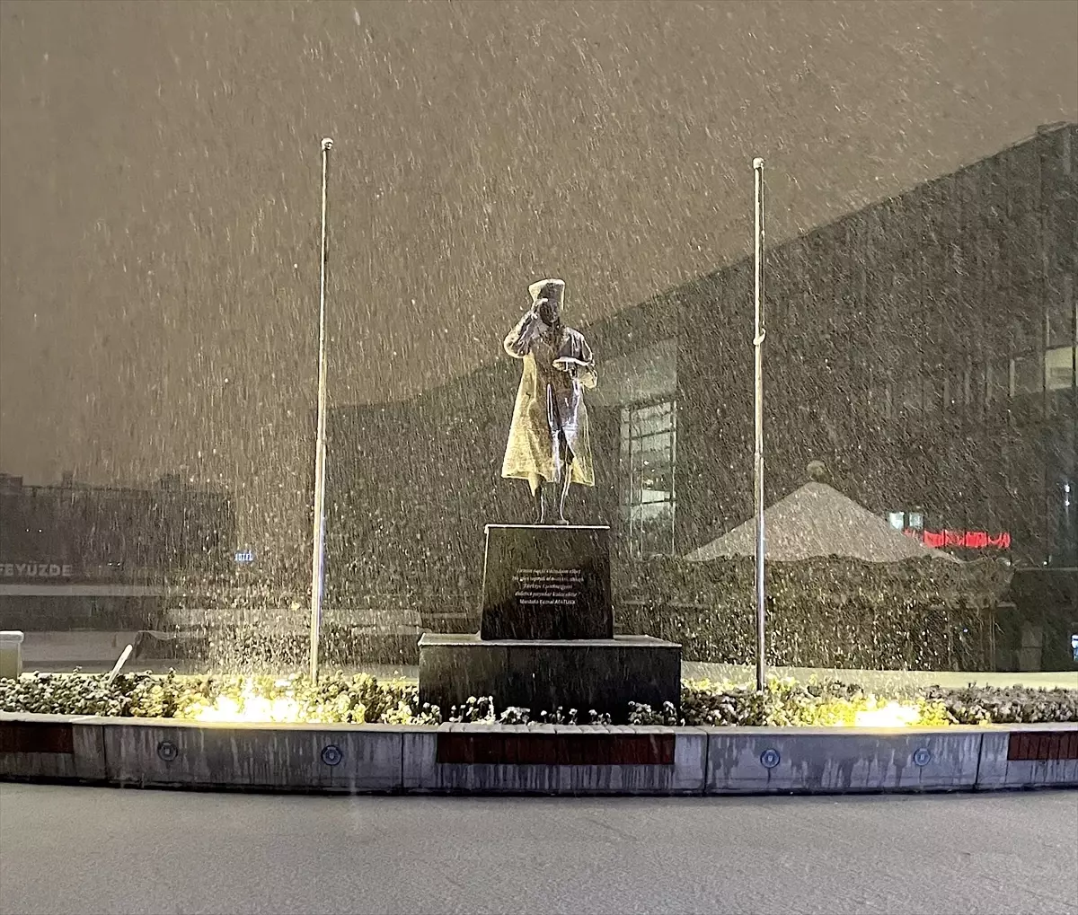 Bursa’da Şehir Merkezini Beyaza Döken Kar Yağışı