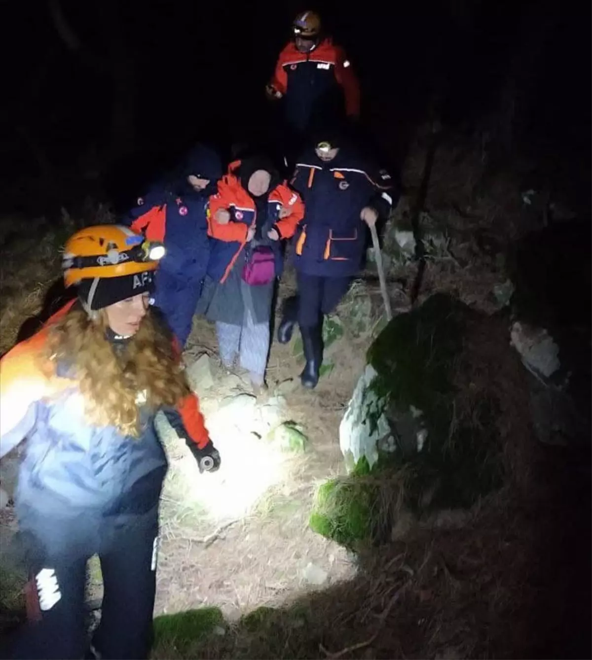 İzmir’de 67 Yaşındaki Kadın Ormanda Bulundu: 4 Saatlik Arama Sonrası Mutlu Son