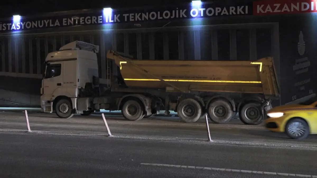 Kadıköy'de Zincirleme Trafik Kazası: 1 Ağır Yaralı ve 4 Araç Hasarı