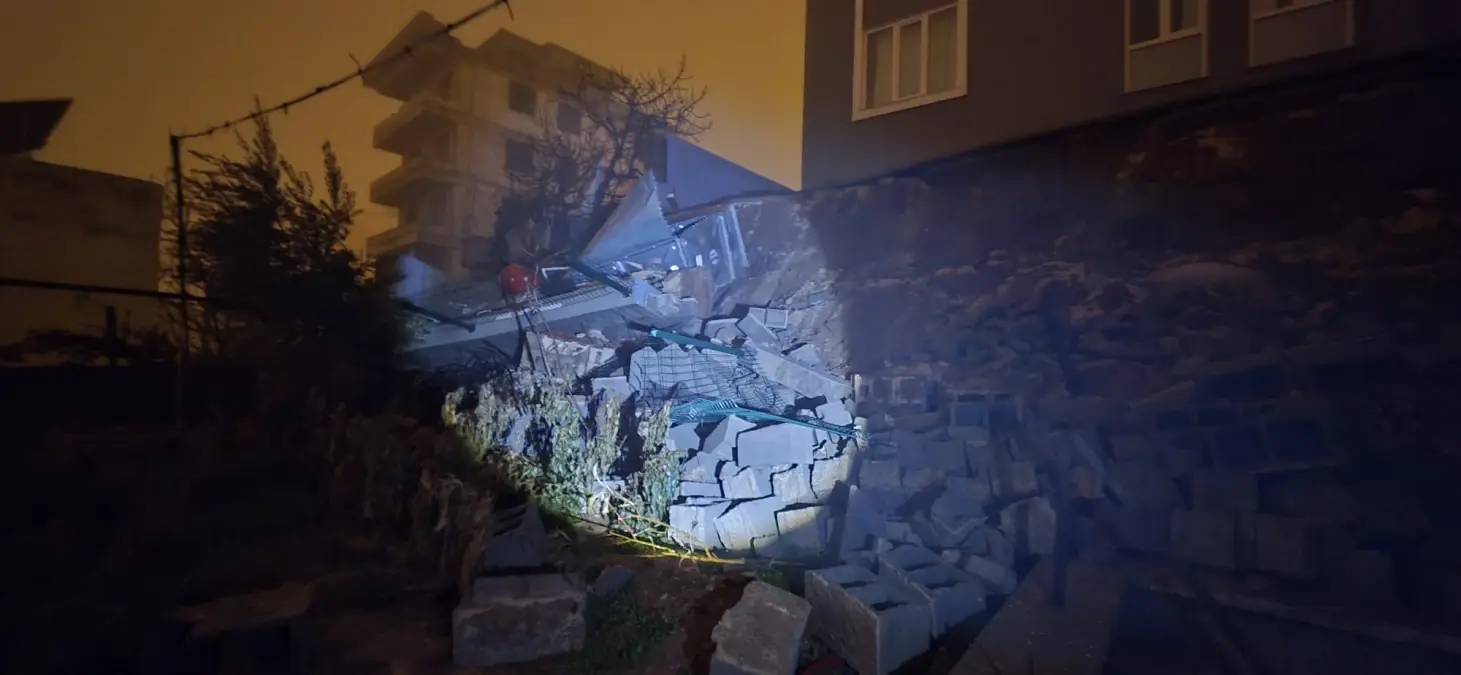 Kahramanmaraş’ta Şiddetli Yağış Sonrası İstinat Duvarı Çöktü, Apartman ve Üç Ev Tahliye Edildi