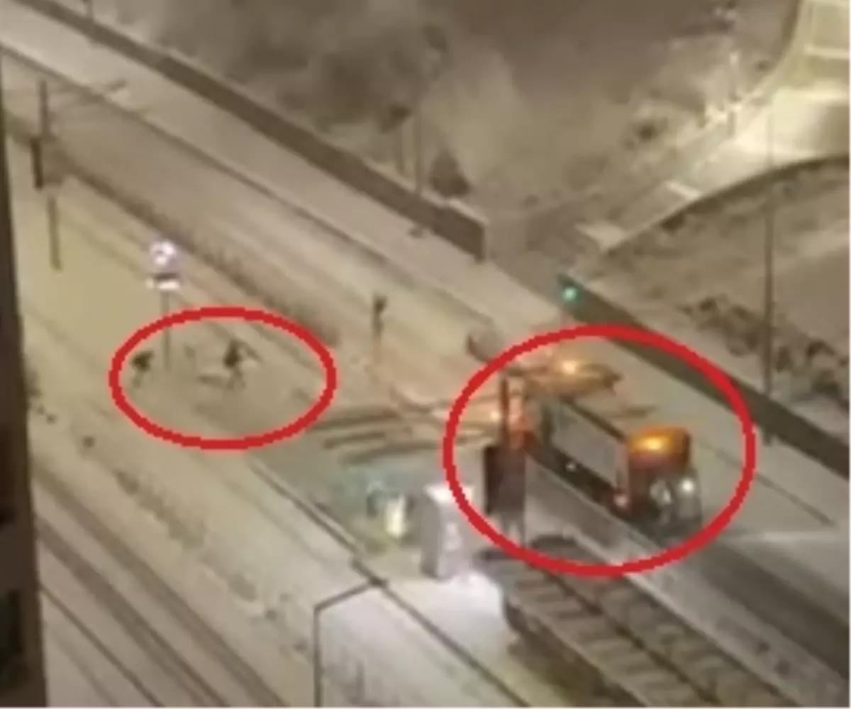 Kayseri'de Kar Küreme Aracına Gelen Kartopu Sürücüyü Şaşırttı