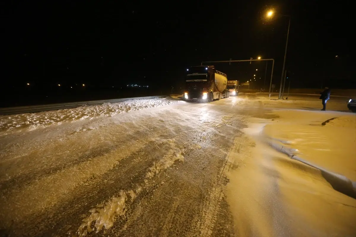 Kars’ta Şiddetli Kar ve Tipi Yolları Kapattı: Ağır Taşıtlar Durduruldu
