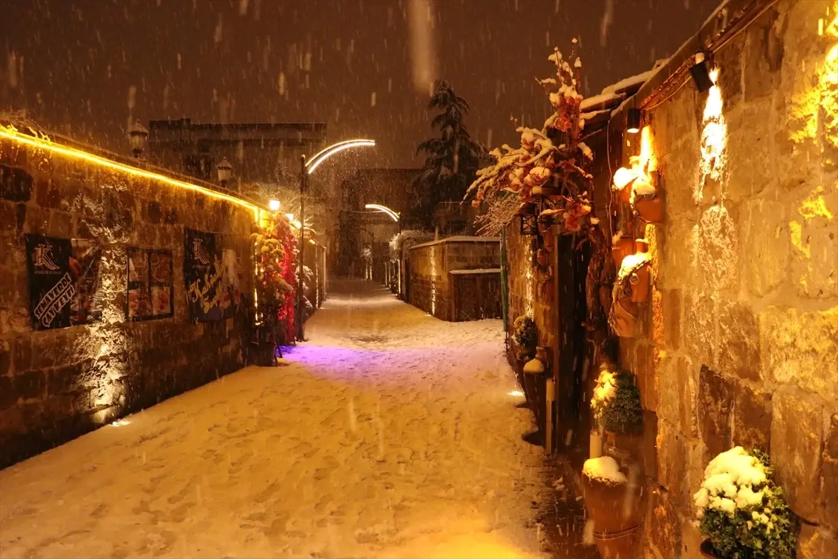 Kayseri'de Şiddetli Kar Yağışı Trafiği Felçledi
