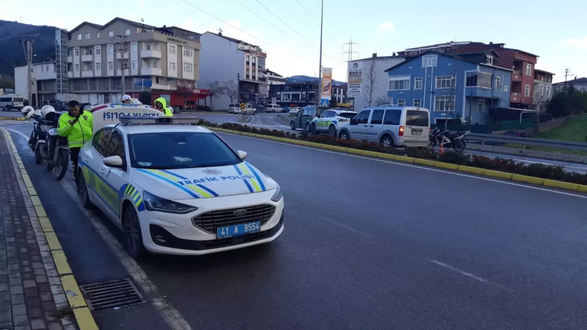 Kocaeli'de Motosiklet Sürücüsü Kaçarken Polis Memuruna Çarptı